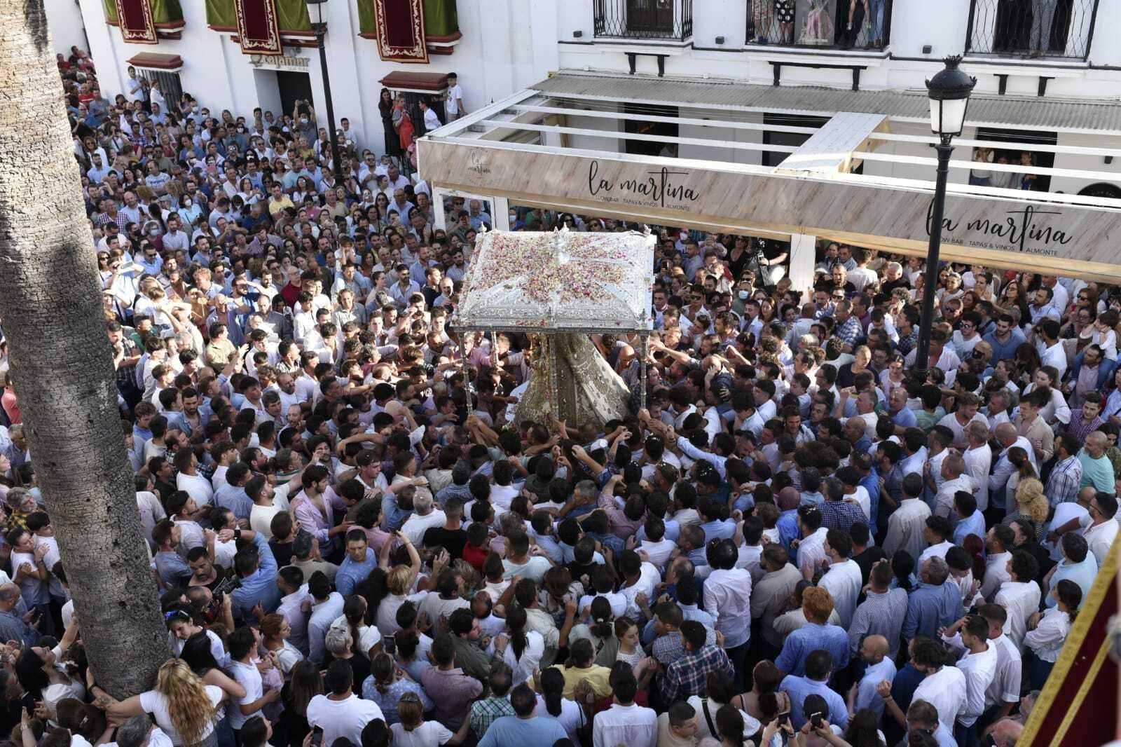 La Virgen del Rocío regresa a la iglesia tras 13 horas de procesión, en imágenes