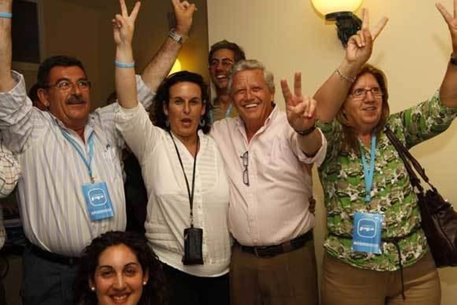 Marín celebra el triunfo de su partido junto a su equipo. /Paco Periñán