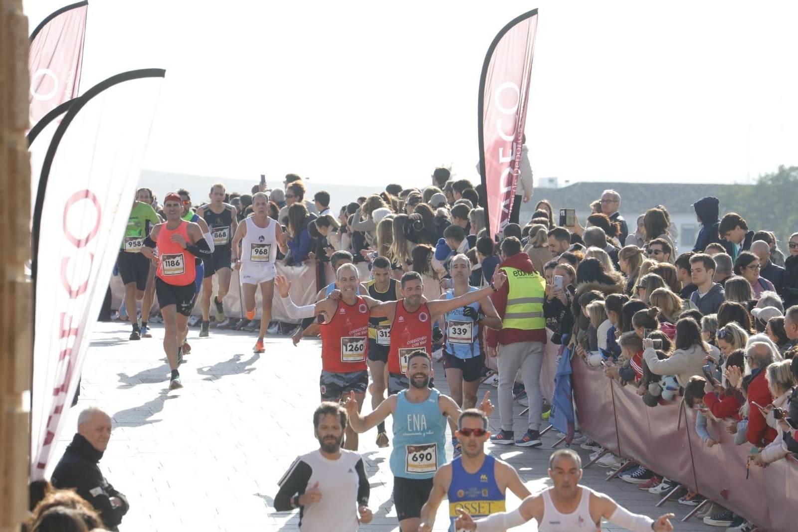 Media Maratón de Córdoba 2023: La gloria de cruzar la Puerta del Puente, en imágenes