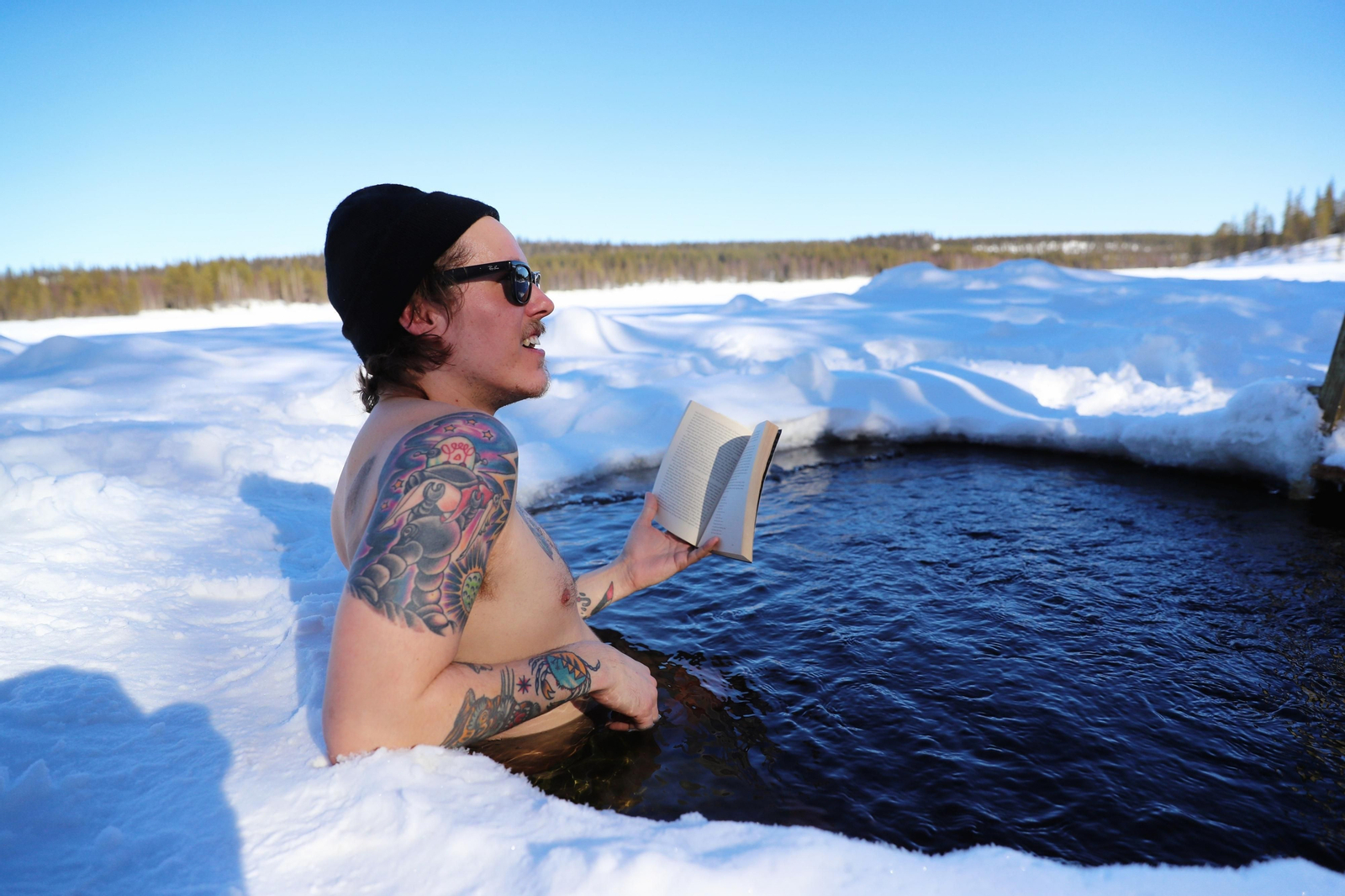 Un baño frío con lectura tras la sauna en un lago finlandés