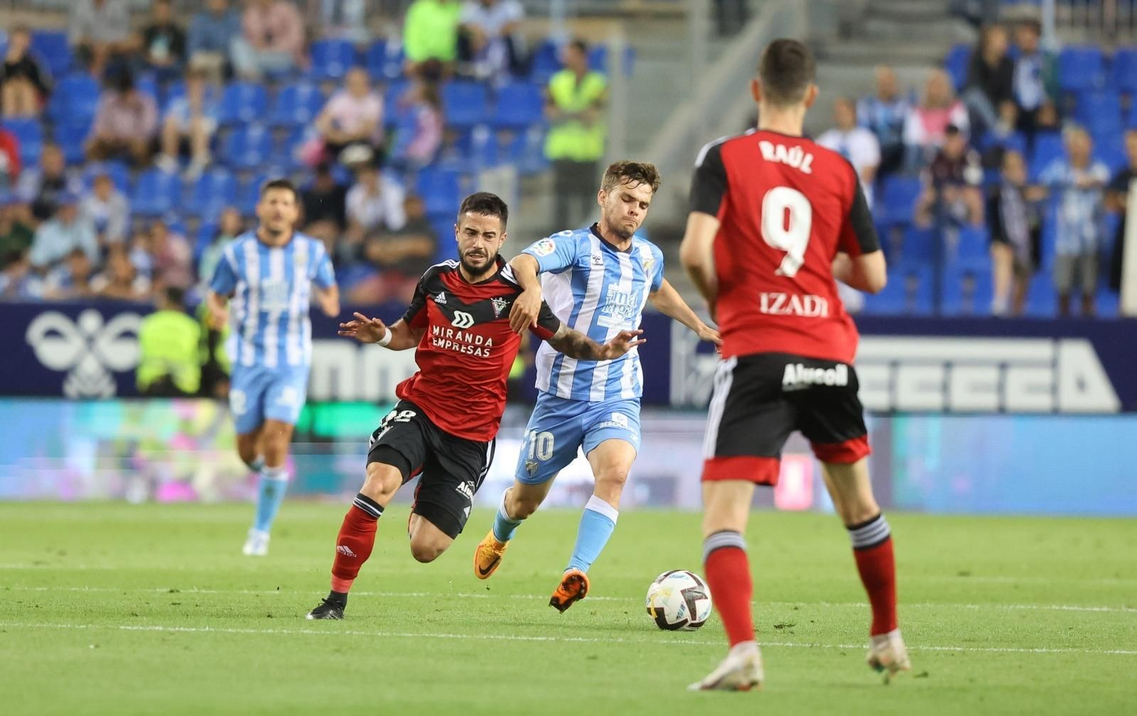 Febas disputa una pelota