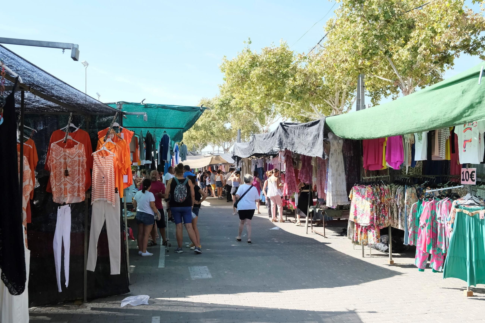Varias personas en el mercadillo del domingo en El Arenal.