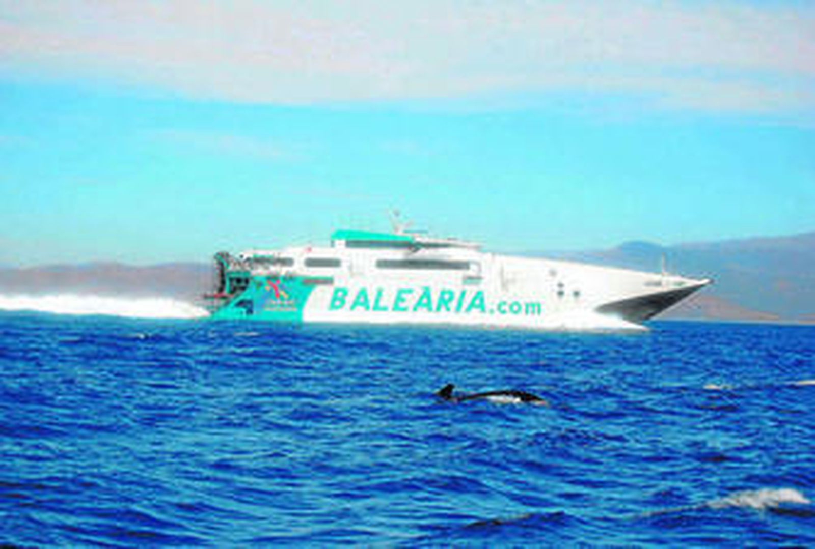 Un ferry de Balearia vuelve de Ceuta hacia Algeciras, en una imagen de archivo.