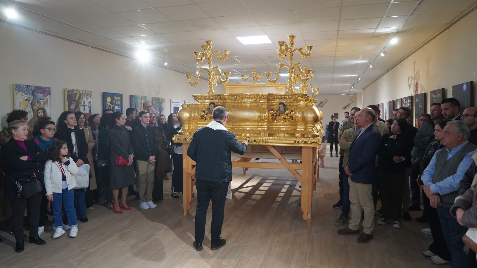 Bendición de la nueva canastilla dorada del Santo Sepulcro, que desfilará en la noche del Viernes Santo.