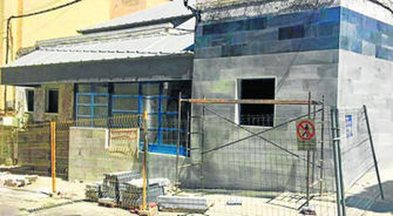 Estado actual que presenta el Mercado de Abastos de la localidad, en obras.