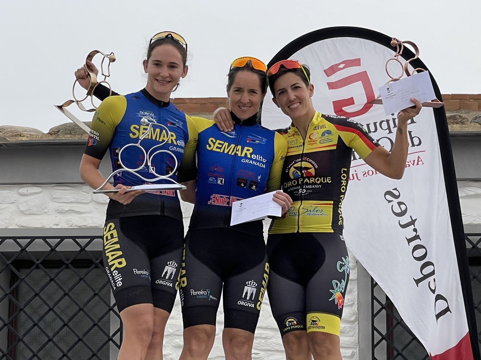 Rocío Martín, en el centro, se impuso en Cádiar.