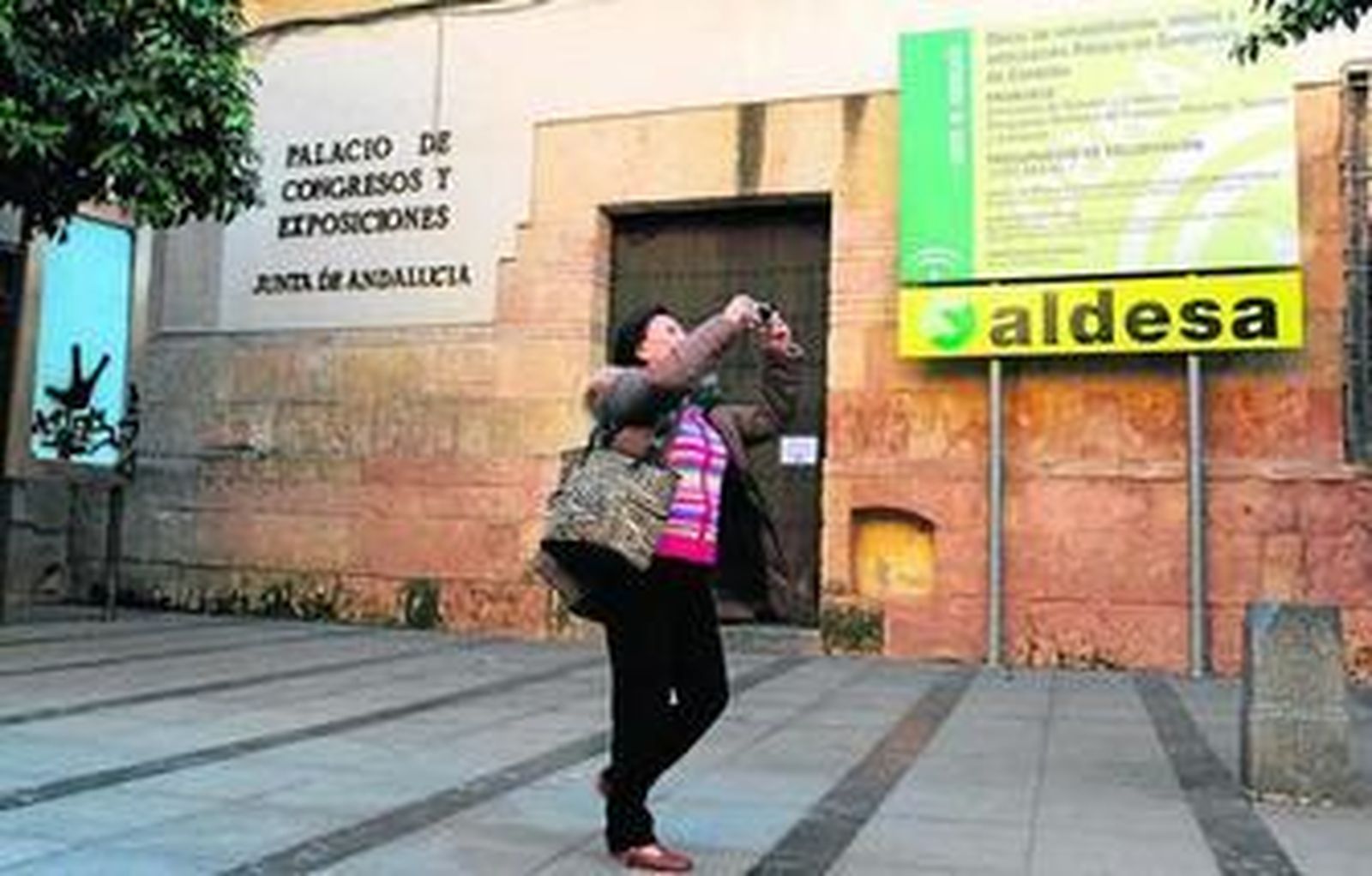 Una turista a las puertas del Palacio de Congresos de Córdoba, que está cerrado.