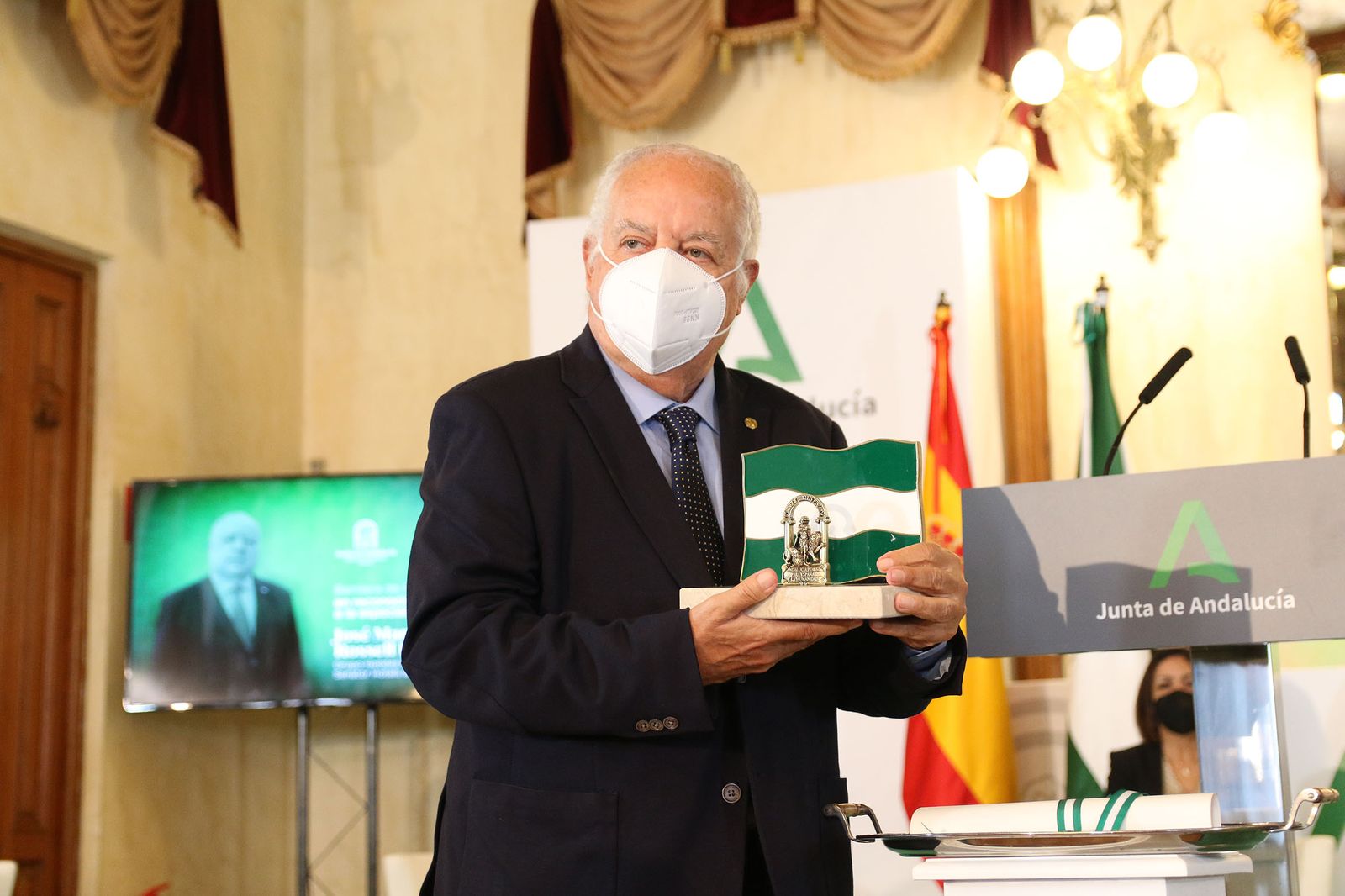 Fotogalería de la entrega de banderas por el Día de Andalucía