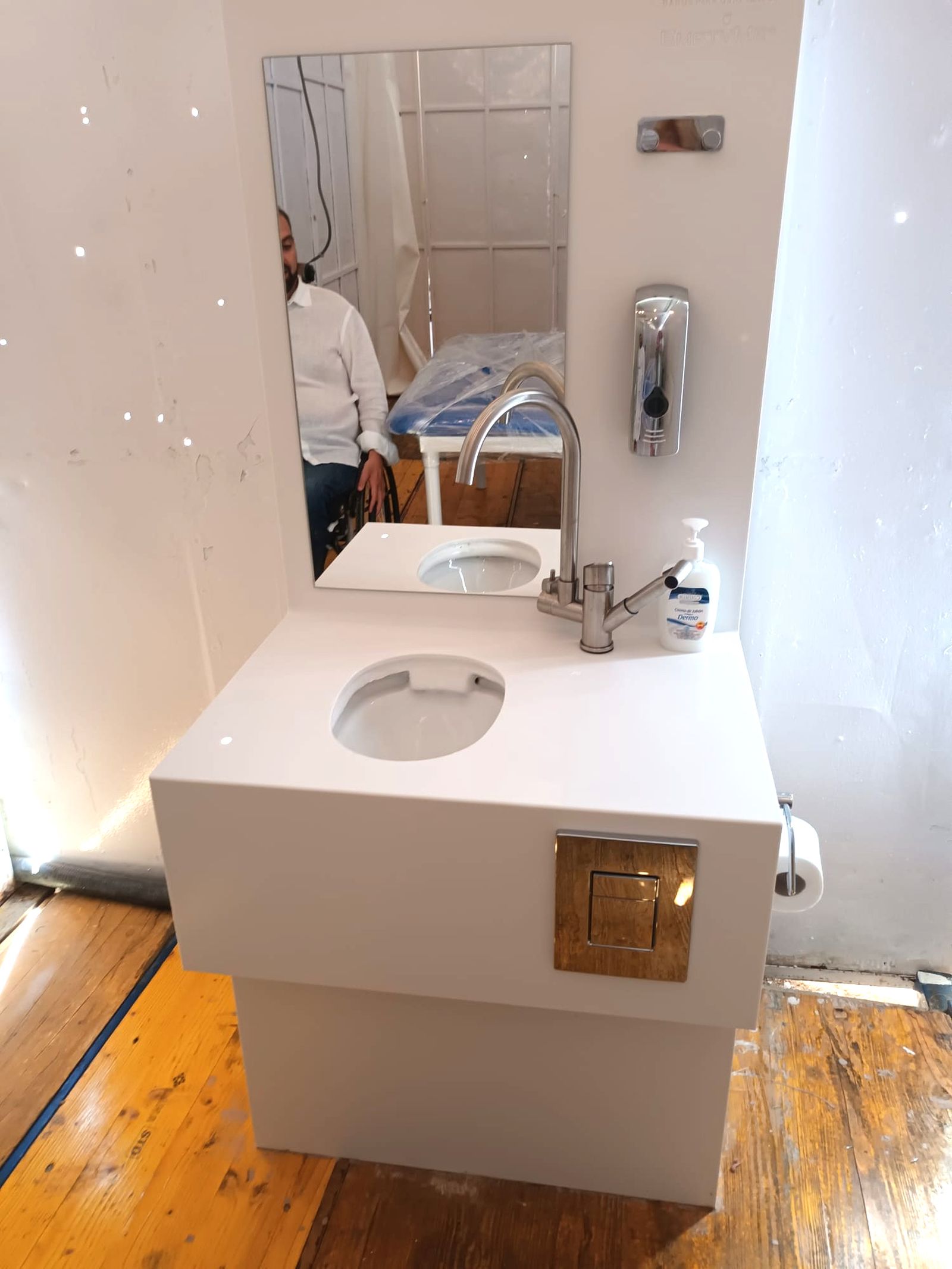 Interior del primer aseo adaptado a personas ostomizadas, en la Feria de Jerez.