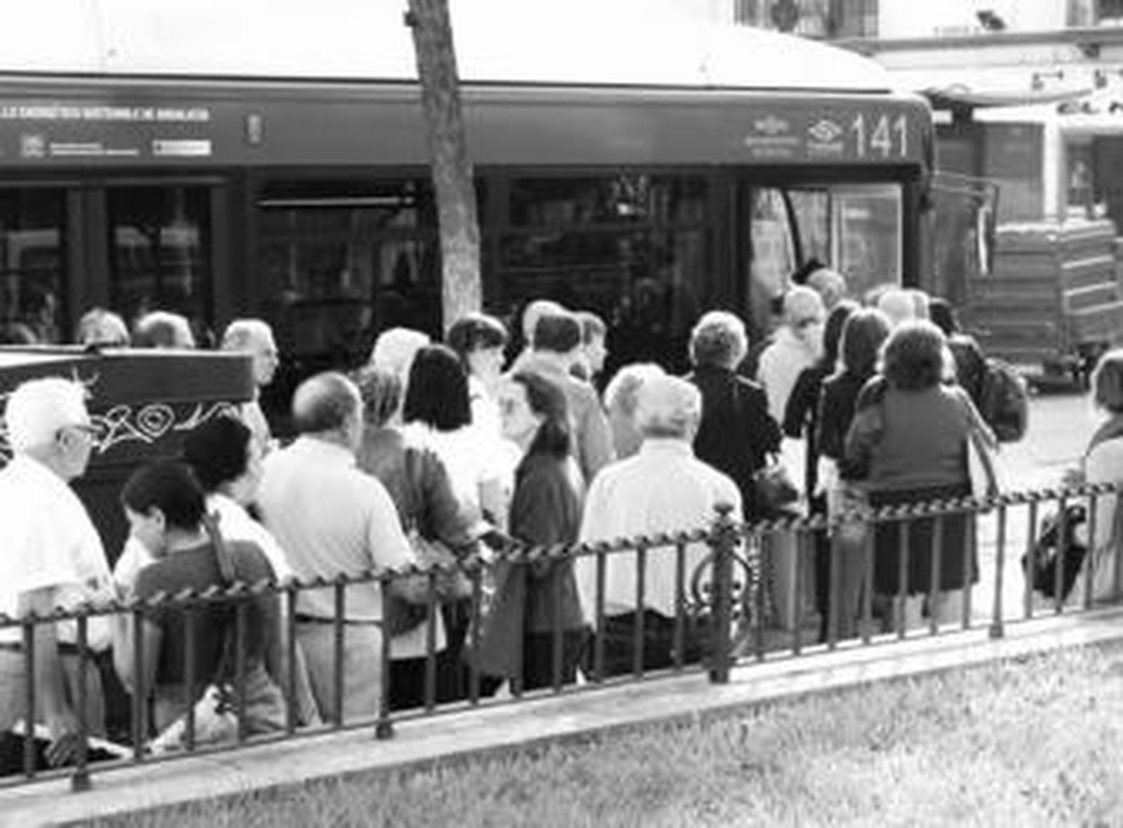 Usuarios de una línea de Tussam con parada en la Plaza del Duque.