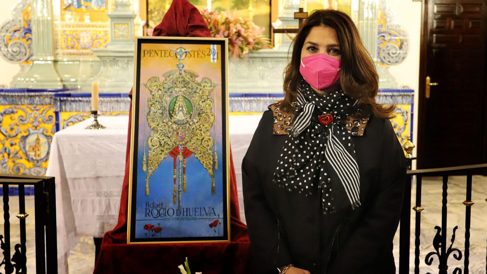 Nuria Barrera, junto al cartel que firmó para el Pentecostés de 2021 del Rocío de Huelva.