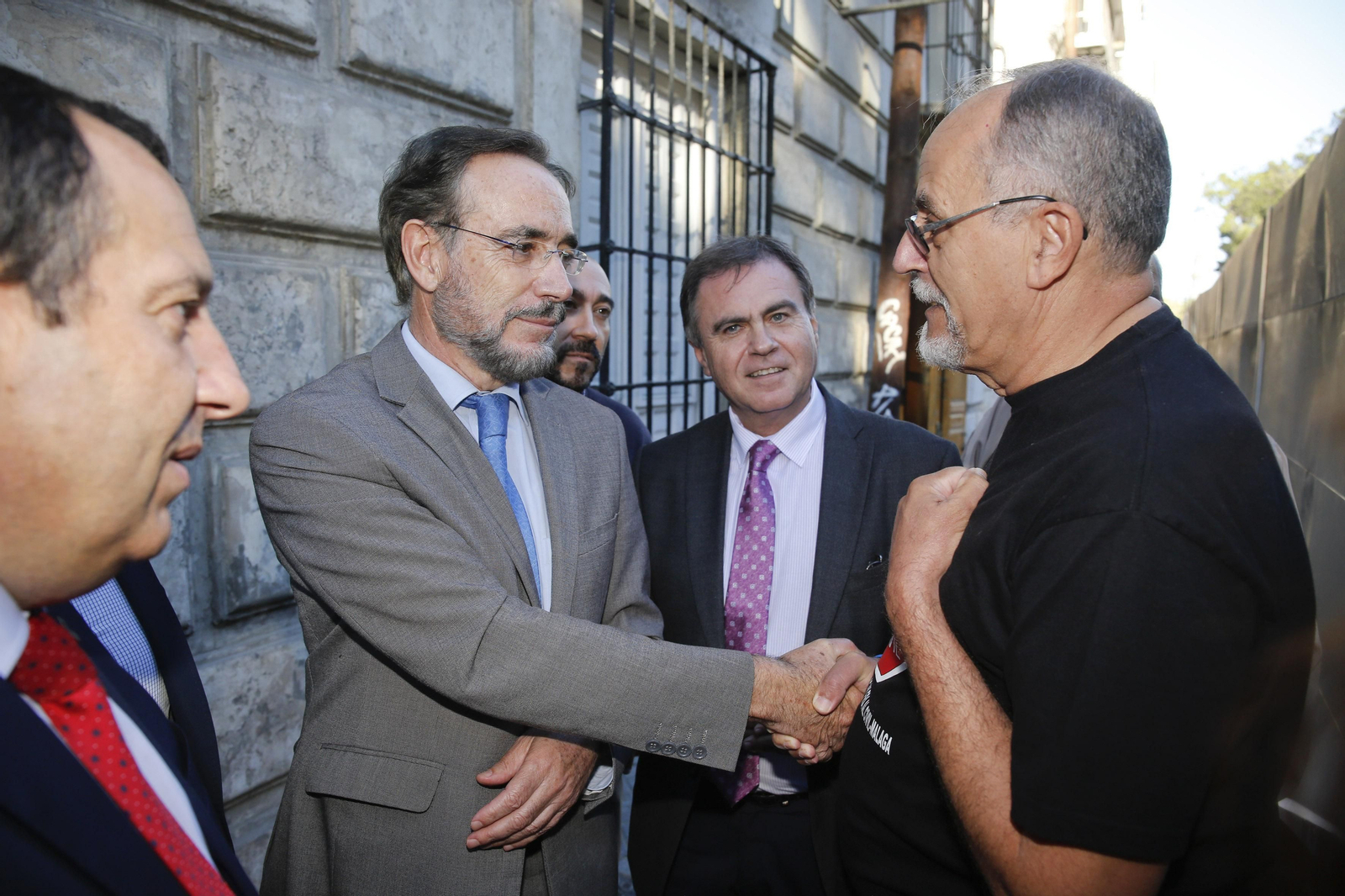 Felipe López, el pasado viernes, saluda a Francisco Fernández, de la plataforma contraria al tranvía al Civil.