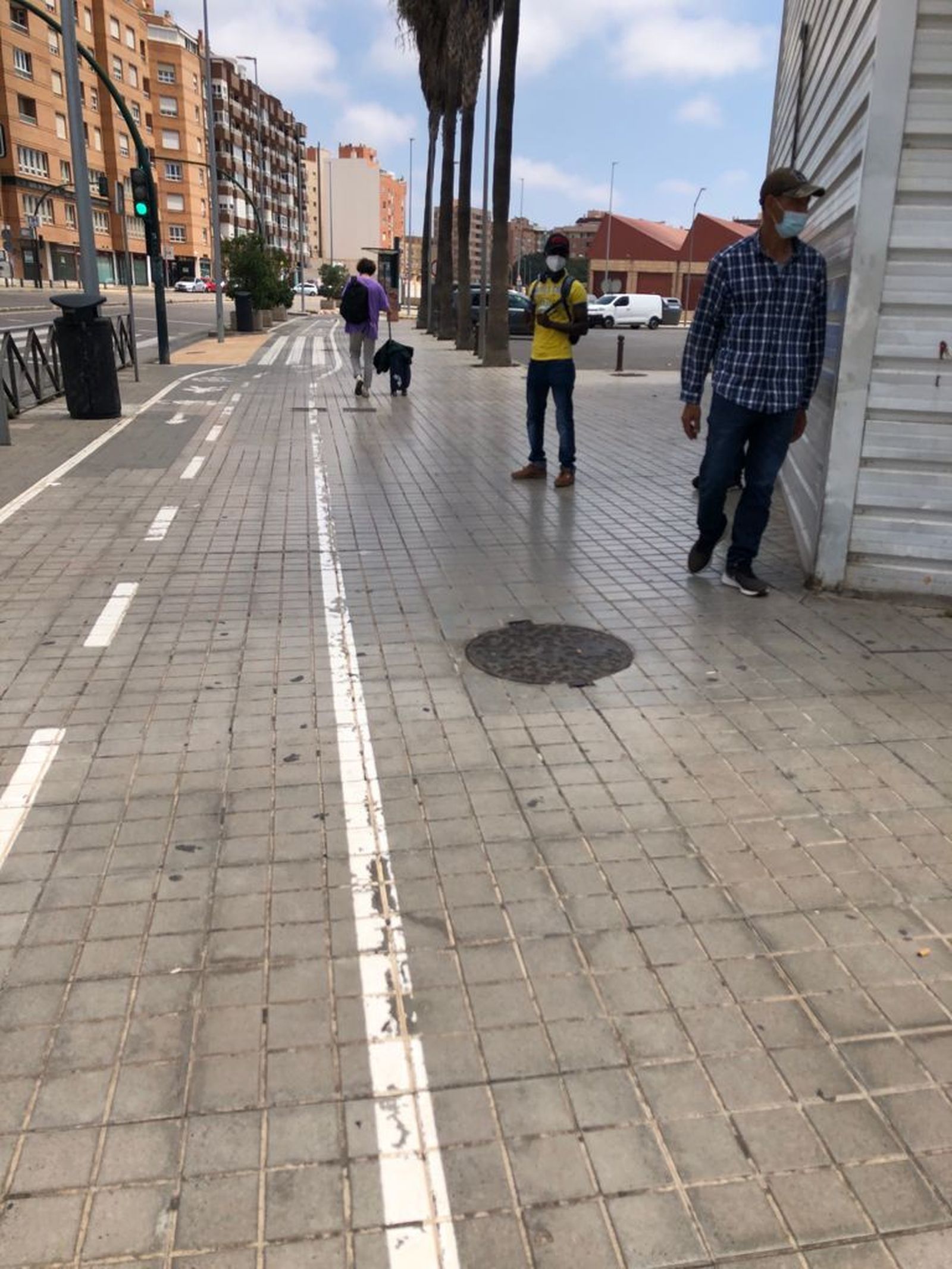 Varios de los integrantes de la banda que ejercen de taxistas ilegales en la Intermodal.