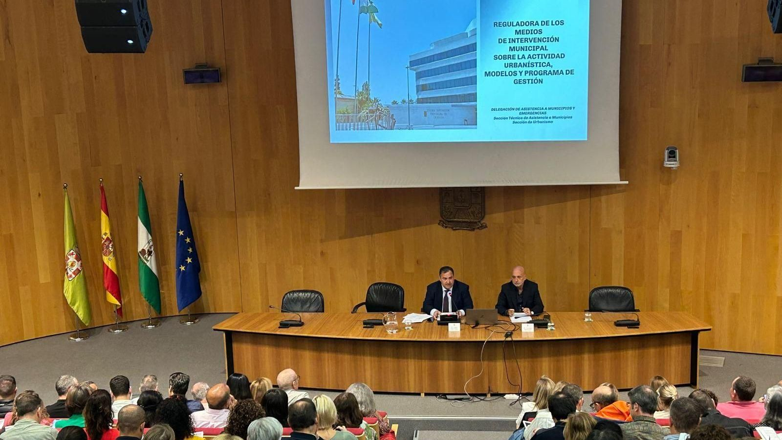Jornadas de Urbanismo en el salón de plenos de la Diputación de Granada Jornadas de Urbanismo en el salón de plenos de la Diputación de Granada