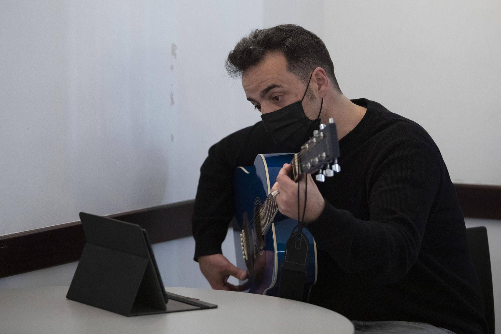 Fotos: Popi y Quini Almendros enseñan música a los jóvenes de la Asociación Homo Sapiens