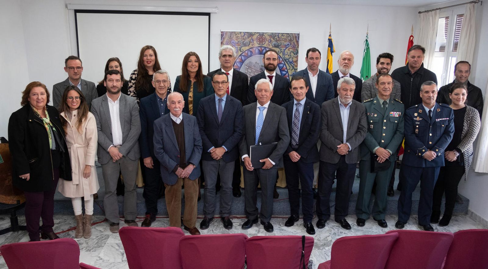 El galardonado con el presidente de la Diputación y representantes institucionales de la provincia.