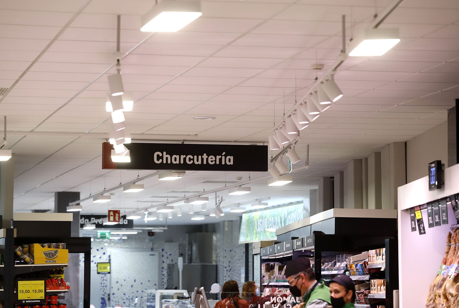 Imágenes de las mejoras del Mercadona de La Palma del Condado para el ahorro energético