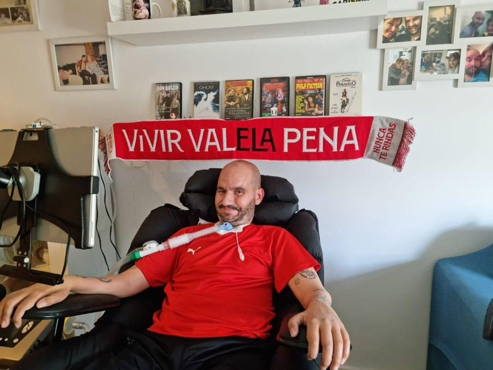 Jordi Sabaté Pons, en su domicilio, bajo la bufanda enviada por el Sevilla.