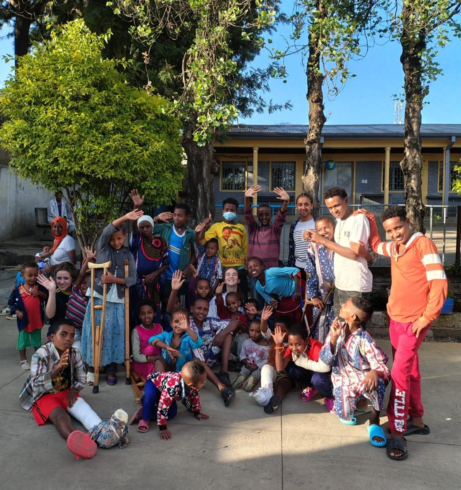 Imagen de jóvenes voluntarios en una escuela de Etiopía.