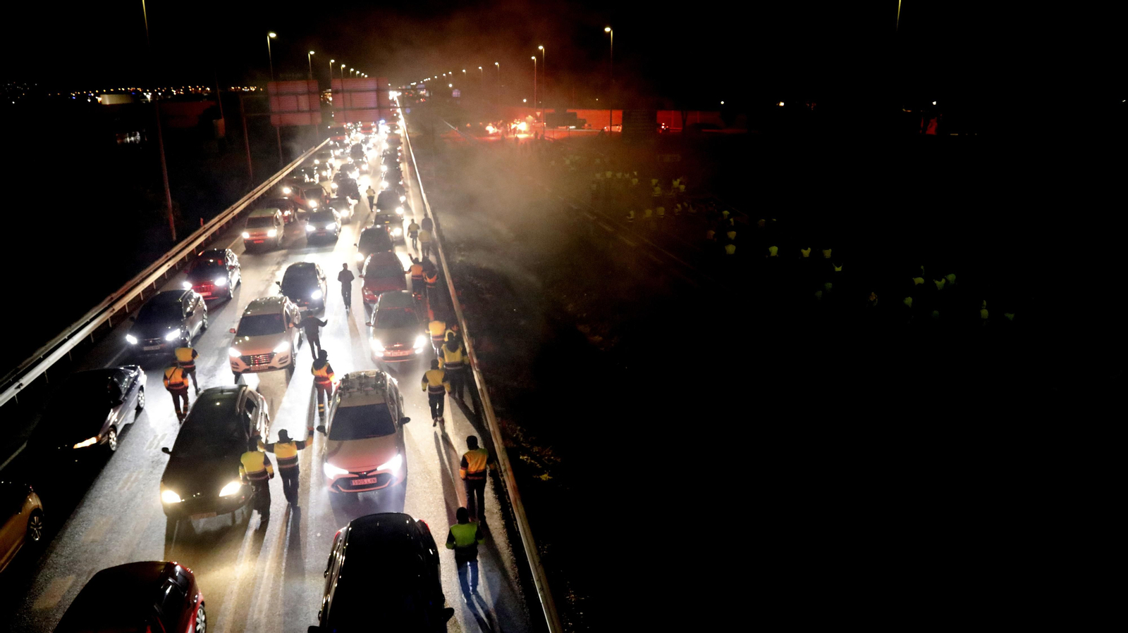 Imágenes del corte de la A-7 por los trabajadores de Acerinox en huelga, este viernes