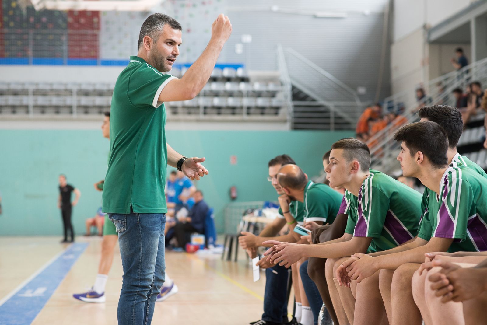 Chiki Gil da órdenes a sus jugadores.
