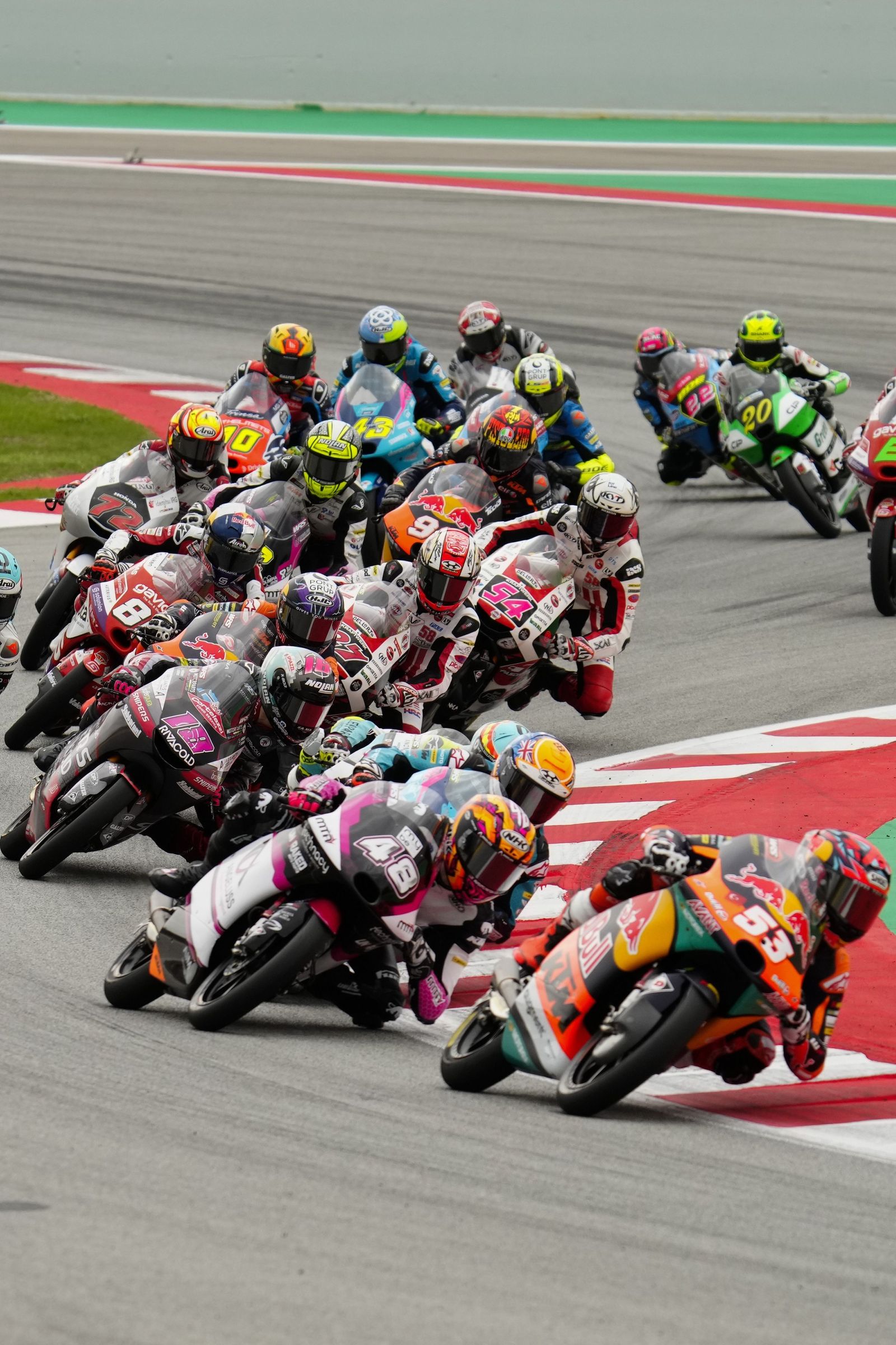 Las cariñosas fotos de Piqué, Clara Chía en el Mundial de Motos en Montmeló