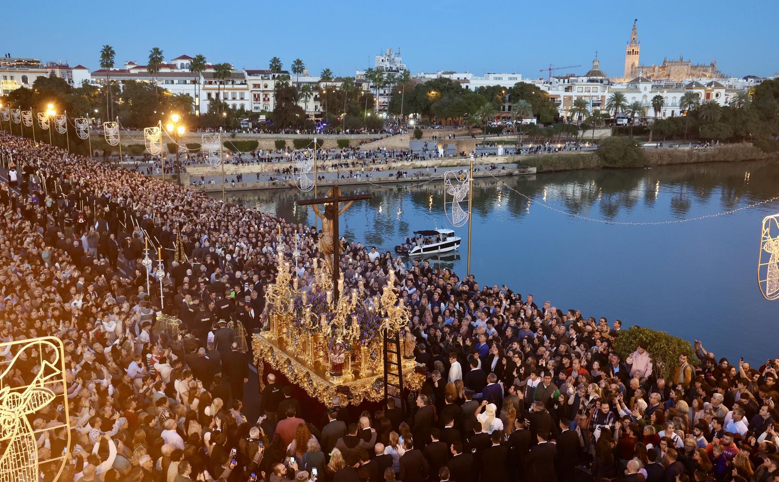 Las imágenes del traslado del Cachorro a la Catedral de Sevilla para la Magna
