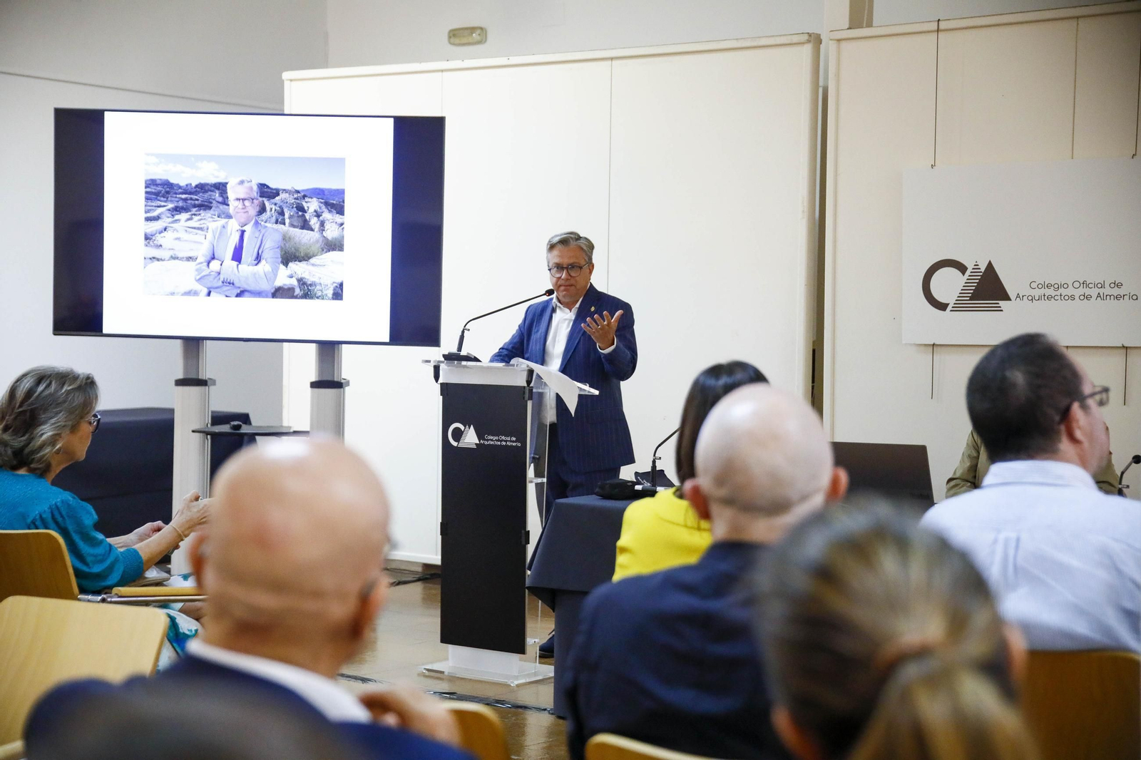 Imágenes del nombramiento como colegiado de honor a Santiago Alfonso en el colegio oficial de arquitectos de Almería