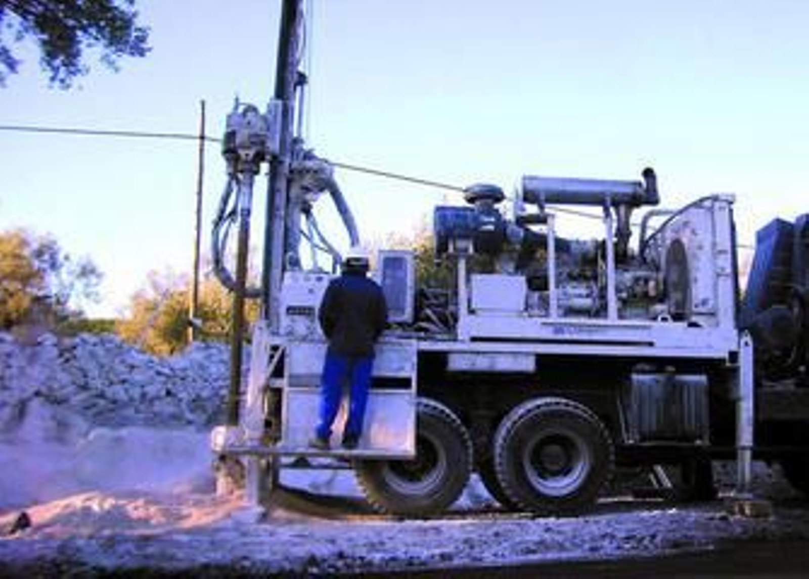 Las máquinas de perforar abandonaron ayer la zona donde pretendían abrir el nuevo pozo de agua.