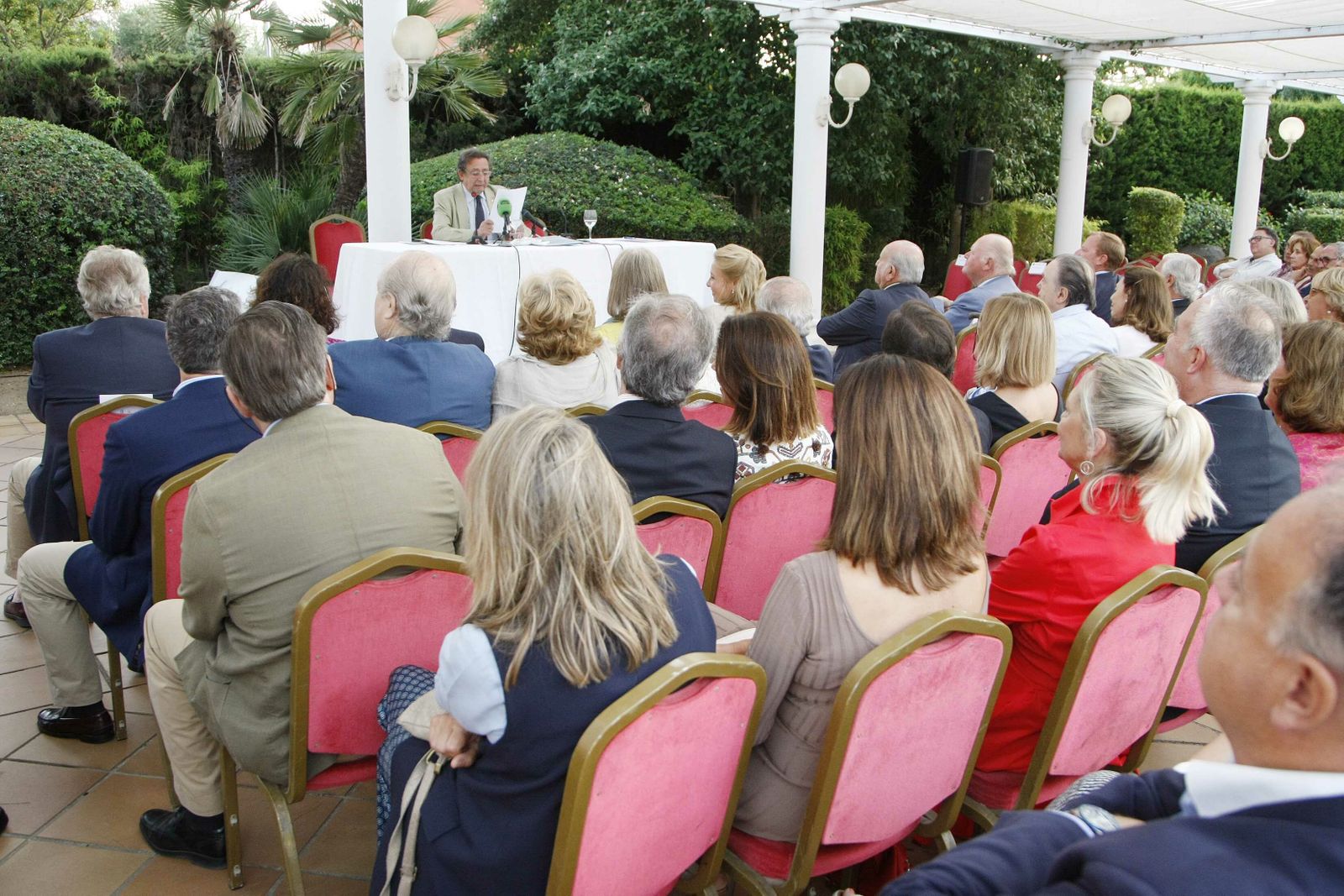 Un momento de la conferencia de Alfonso Ussía.
