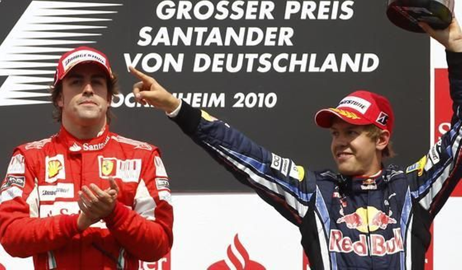 Vettel saluda a su público tras recoger su premio.

Foto: reuters