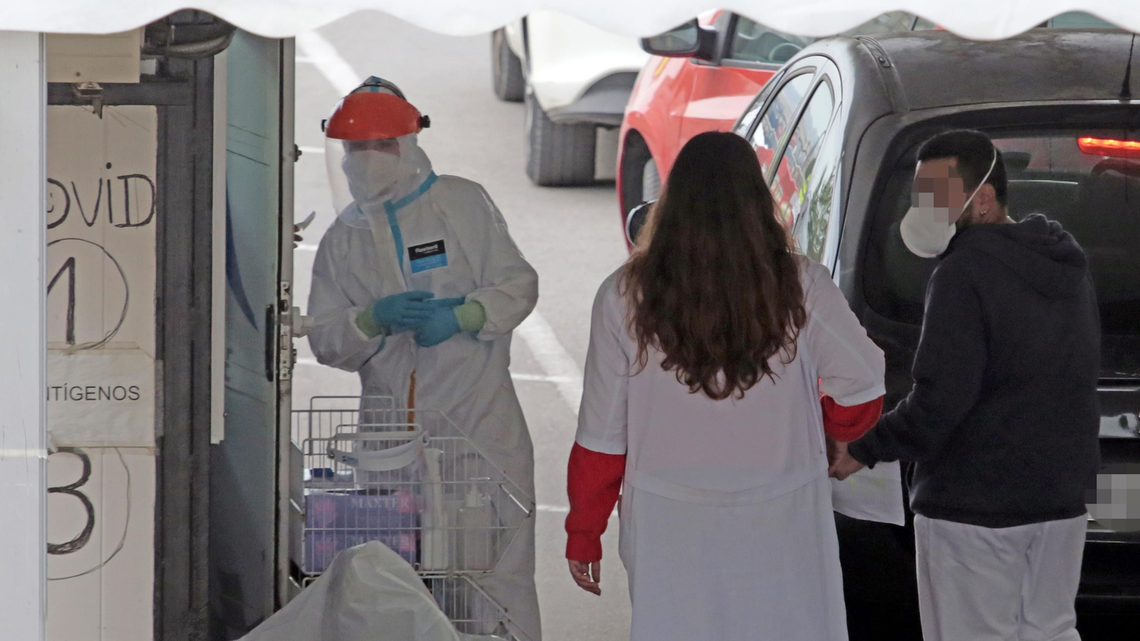 Sanitarios este lunes en el autocovid del hospital.