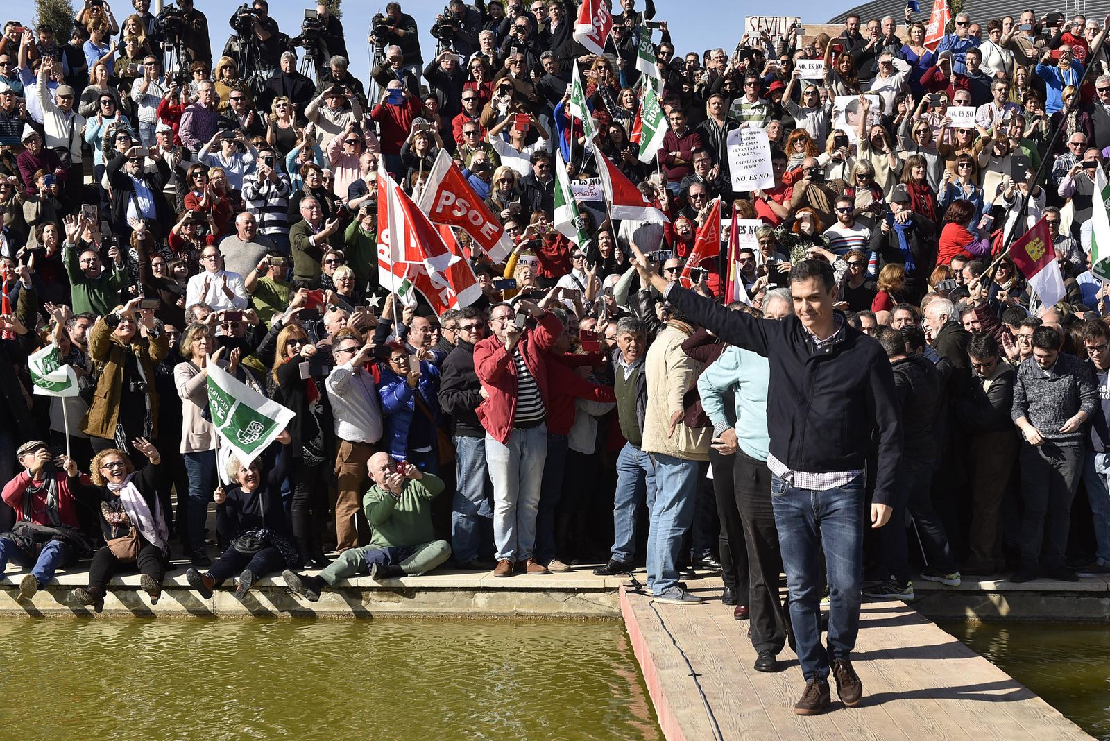 Las imágenes del acto de Pedro Sánchez en Dos Hermanas