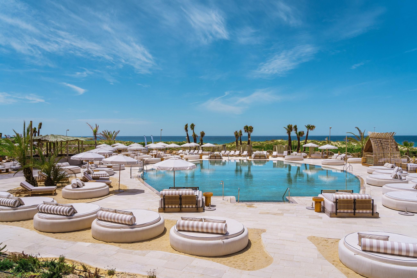 Vista general de la espectacular piscina de Valhalla Gastro Beach Club