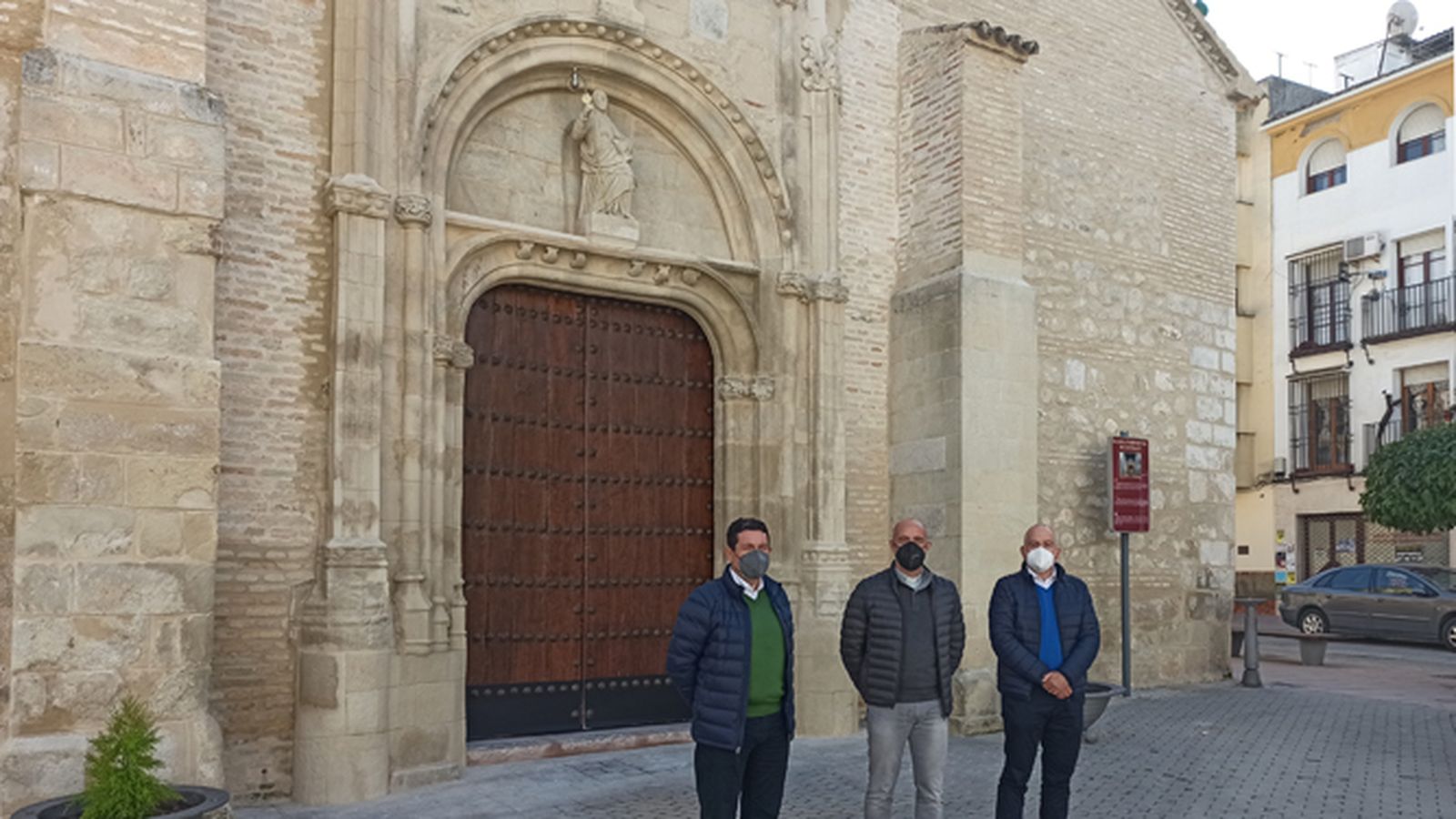 El párroco, en el centro, y los responsables de las obras en la iglesia de Santiago Apóstol.