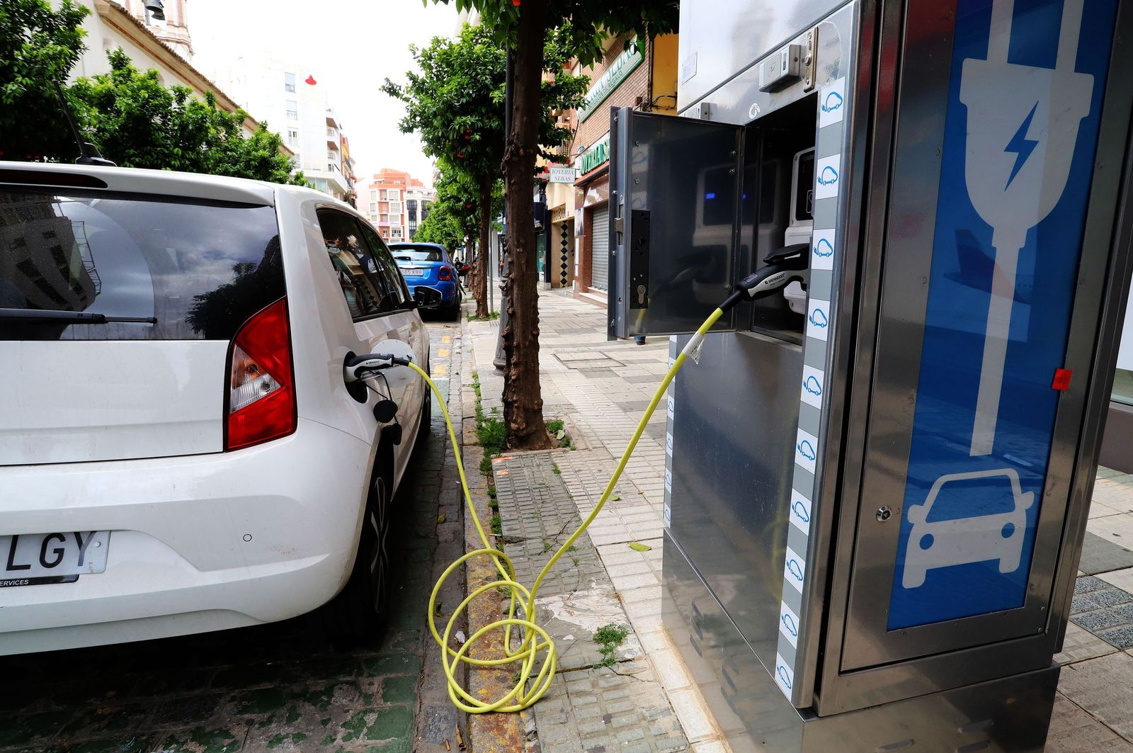 Detalle de un momento de recarga de un coche eléctrico