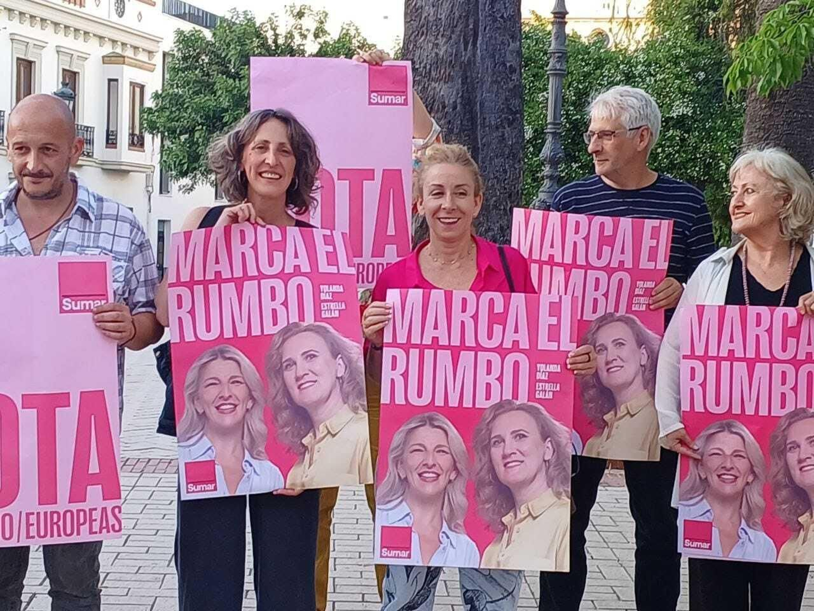Integrantes de Sumar estuvieron en la plaza de las Angustias para colocar los primeros carteles.