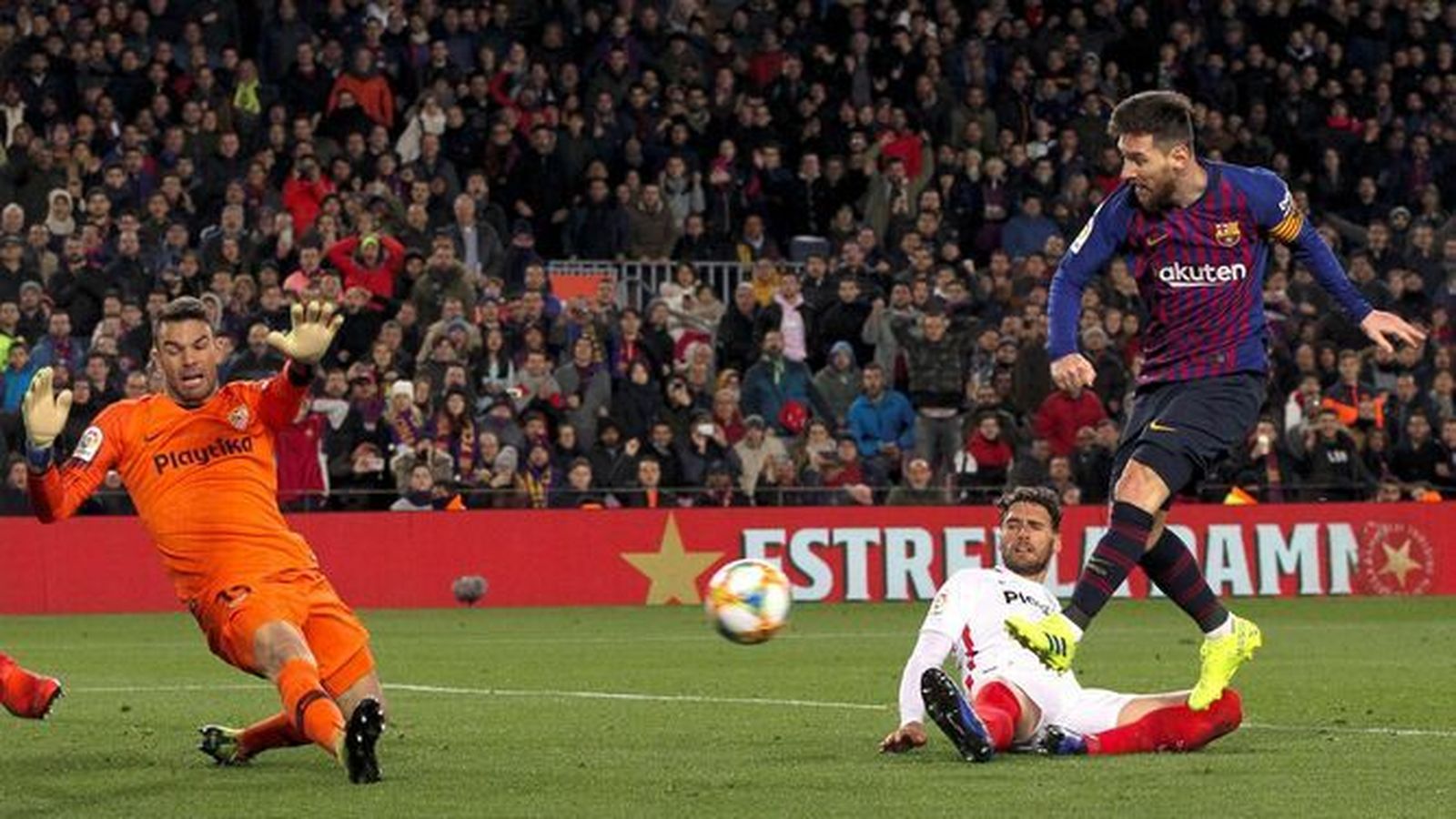 Messi marca uno de los goles contra el Sevilla en la remontada por 6-1.