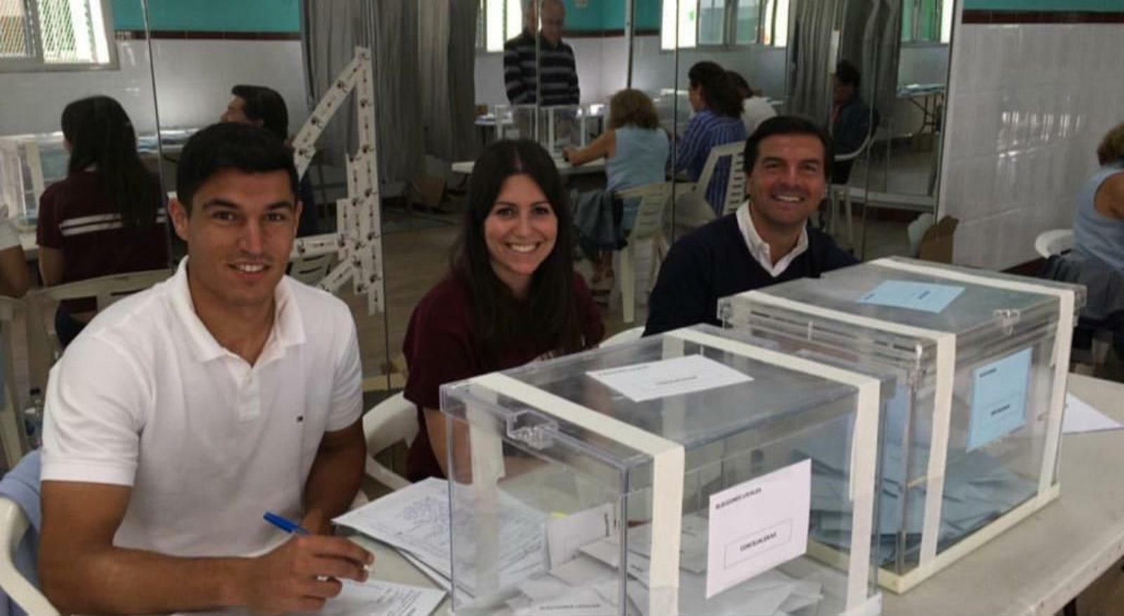 Diego González, durante las votaciones en su localidad. Diego González, durante las votaciones en su localidad.