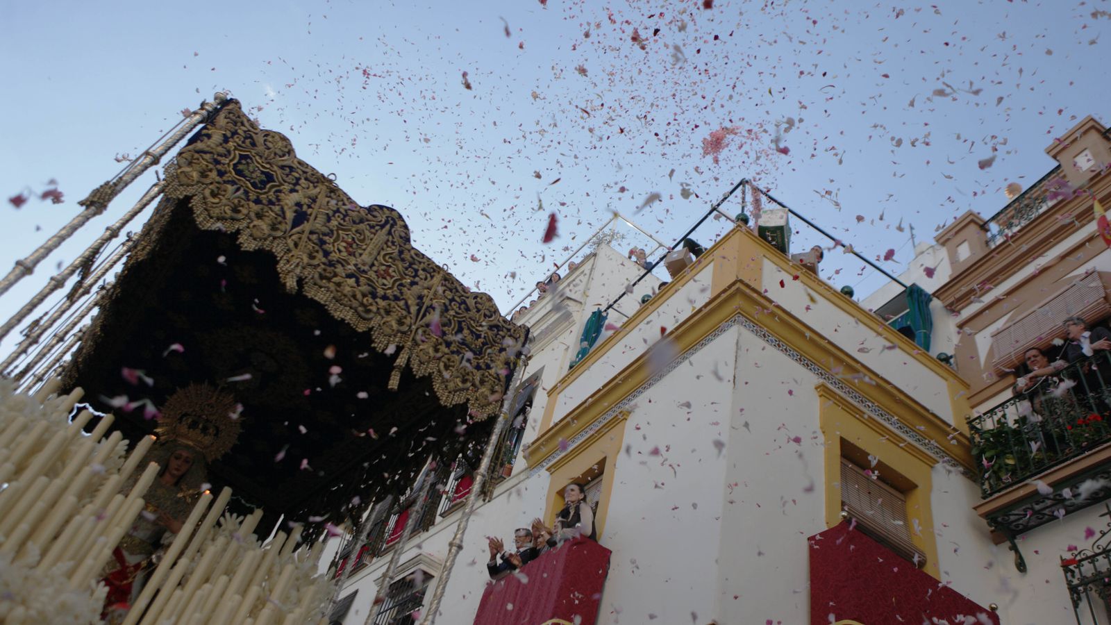 Petalada a la Virgen de Guadalupe.