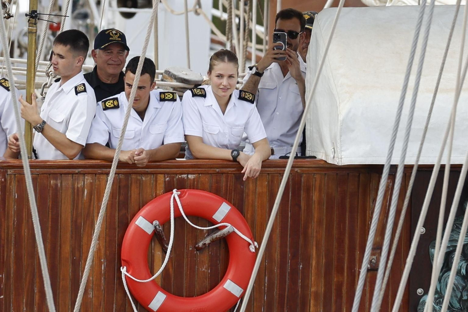 Así ha cruzado el 'Juan Sebastián de Elcano' el Canal de Panamá