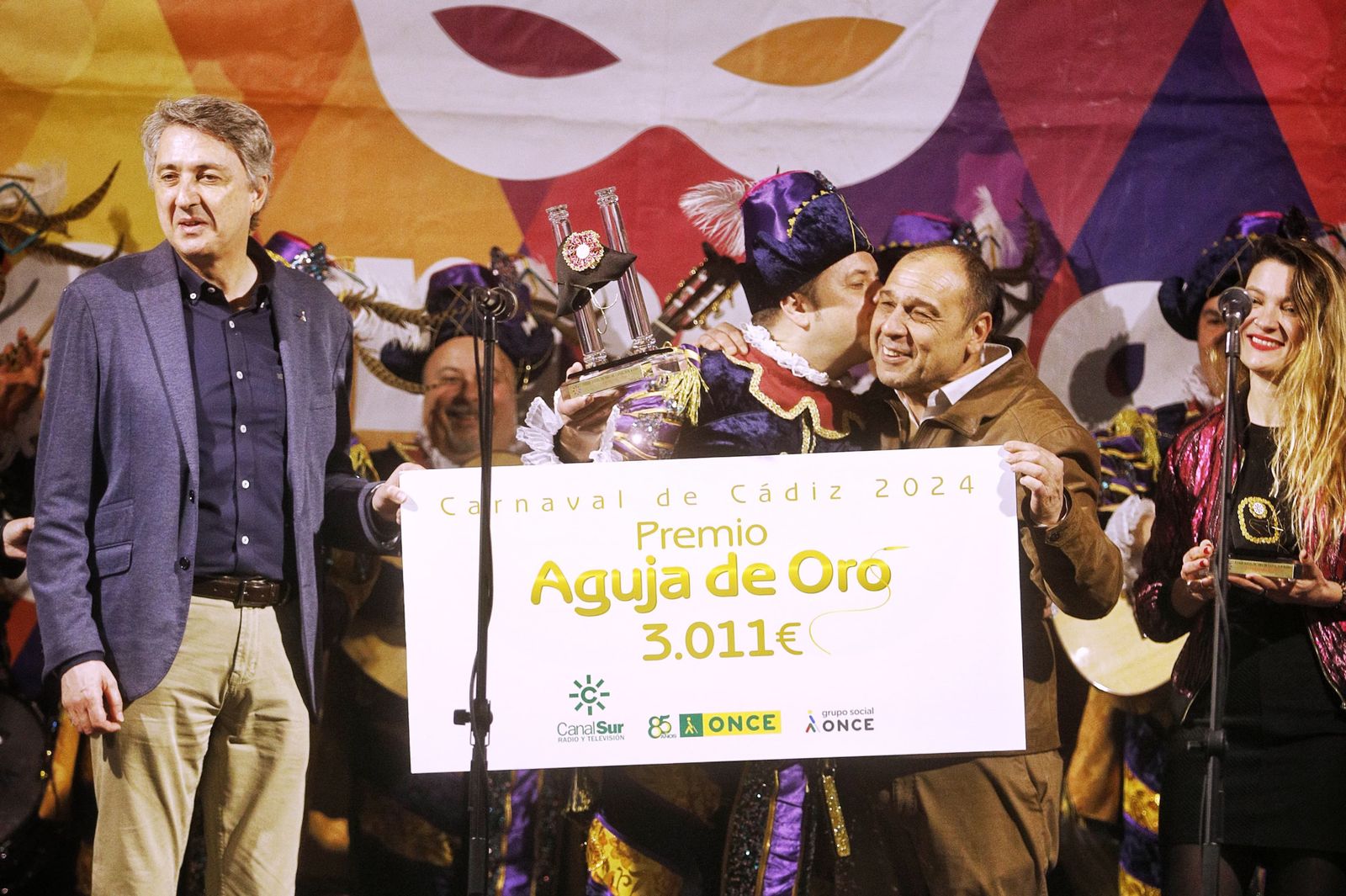 La comparsa 'El joyero' recibe la Aguja de Oro