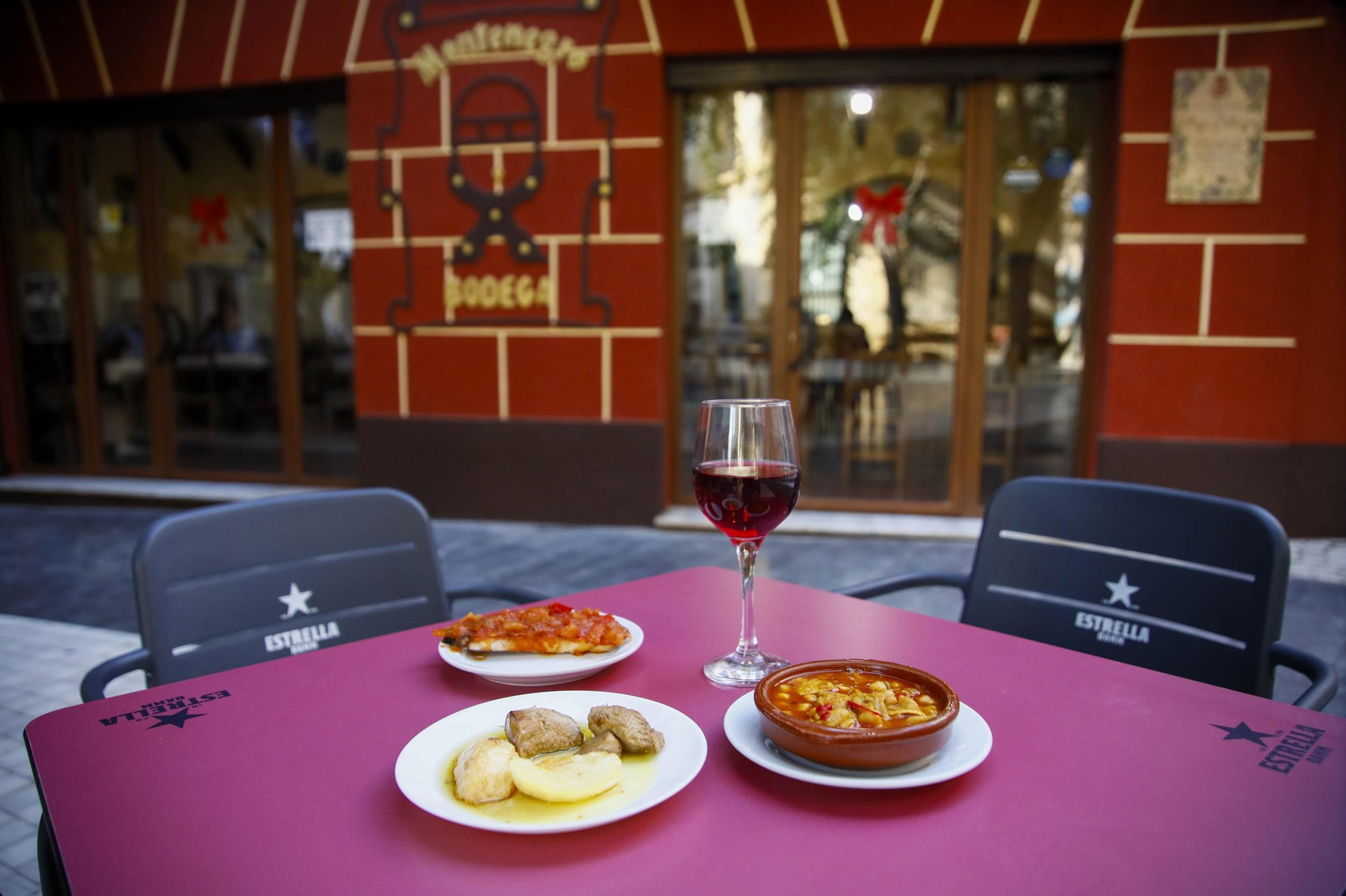Bodegas y tabernas castizas de Almería, en imágenes