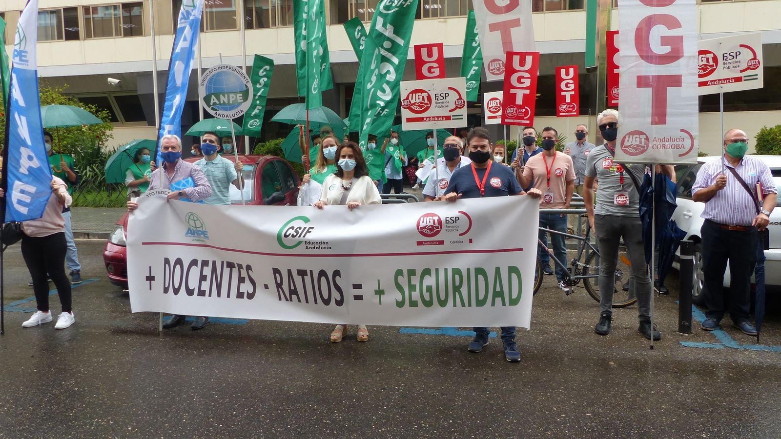 Los sindicatos de CSIF, UGT y ANPE durante la concentración