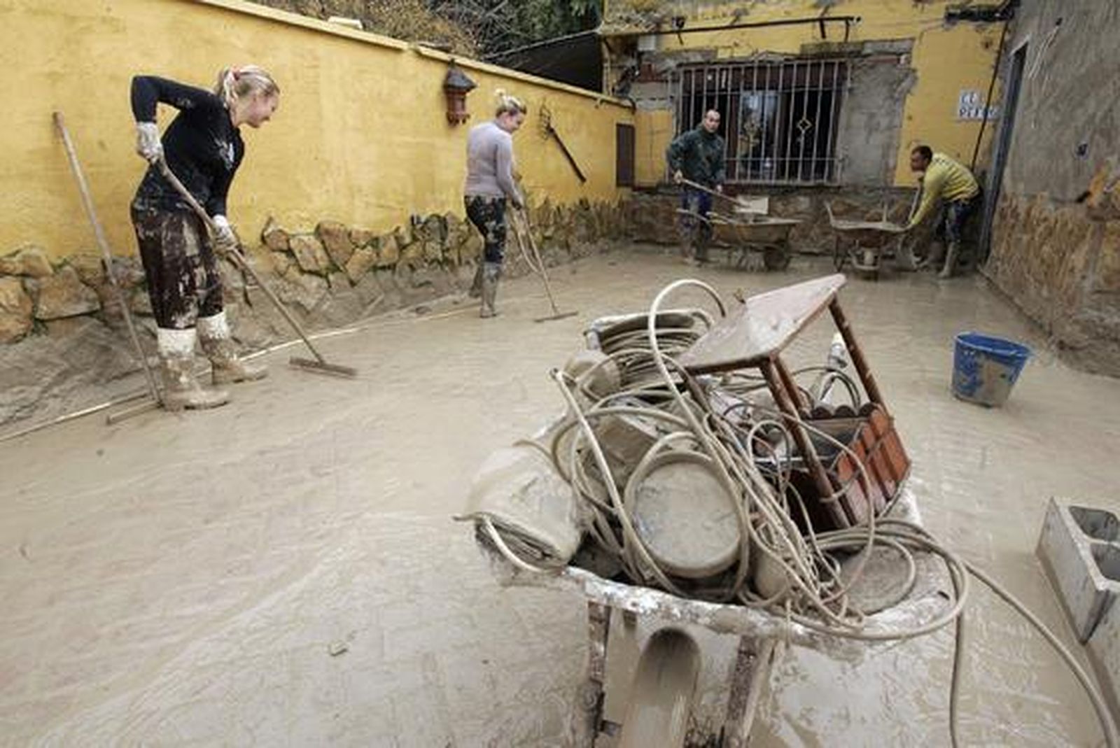 Los afectados por las inundaciones realizan trabajos de limpieza de agua y lodo acumulado.  Foto: Óscar Barrionuevo