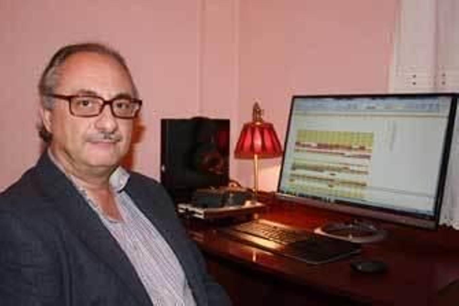 El matemático gaditano José Antonio Guerrero, en el despacho de su casa.