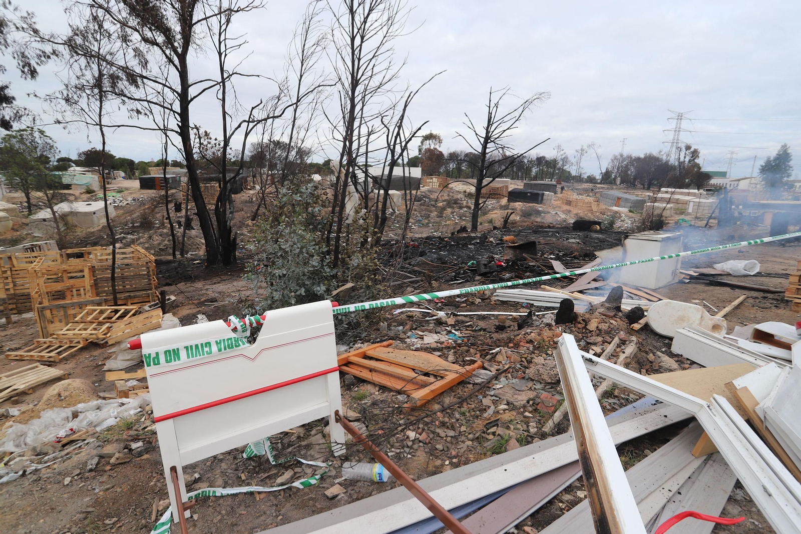 Imágenes del incendio de un asentamiento en Palos de la Frontera, donde falleció un joven de 23 años