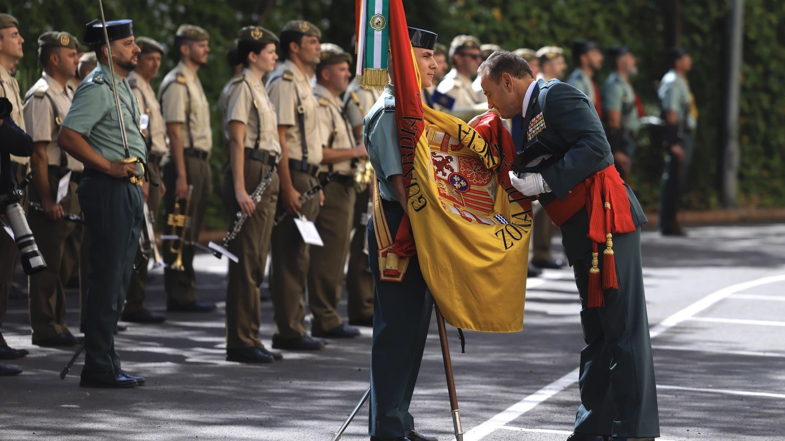 Alfonso Rodríguez Castillo besa la bandera de España, en su último acto oficial como general jefe de la IV Zona.