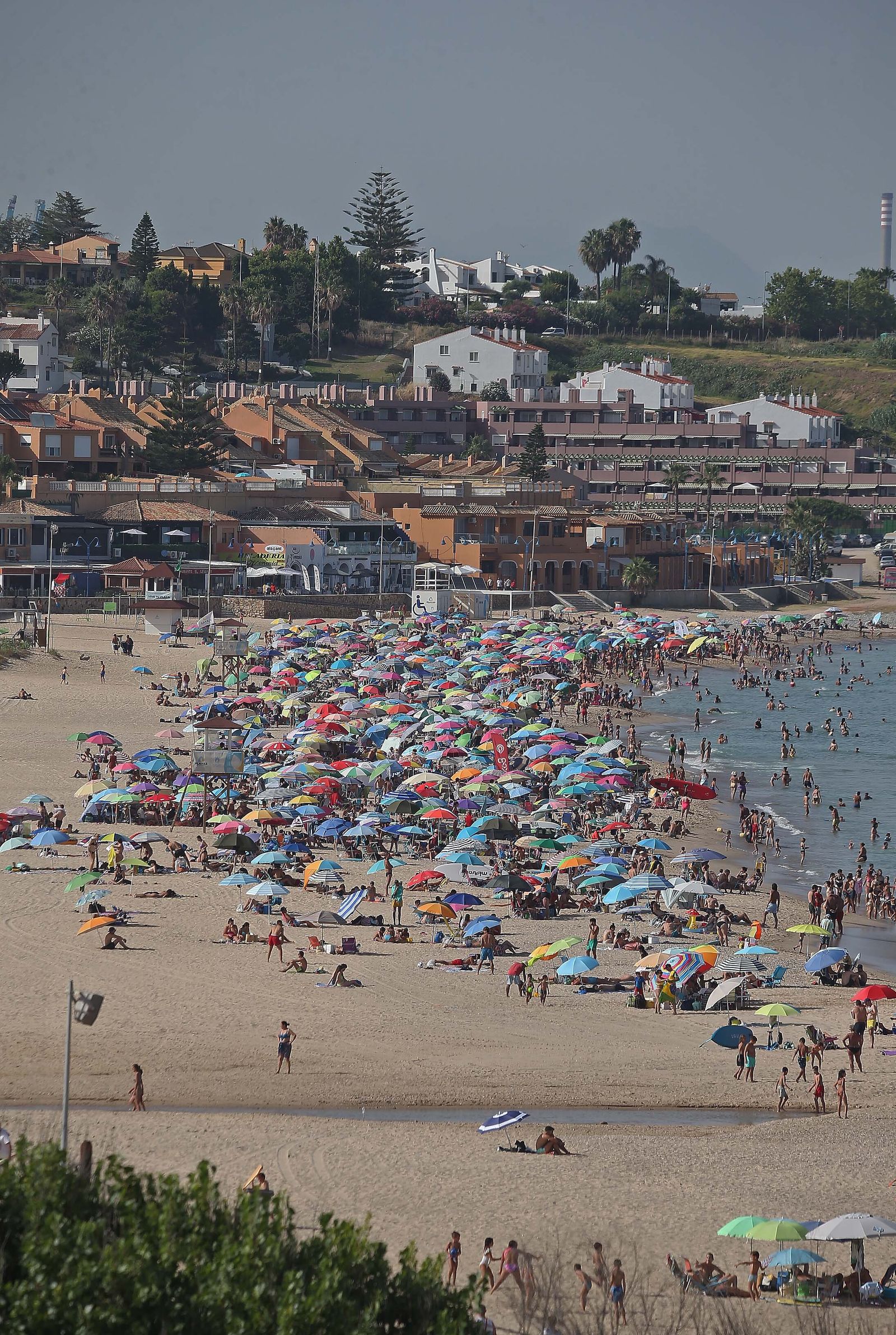 La playa de Getares abarrotada este domingo, en imágenes