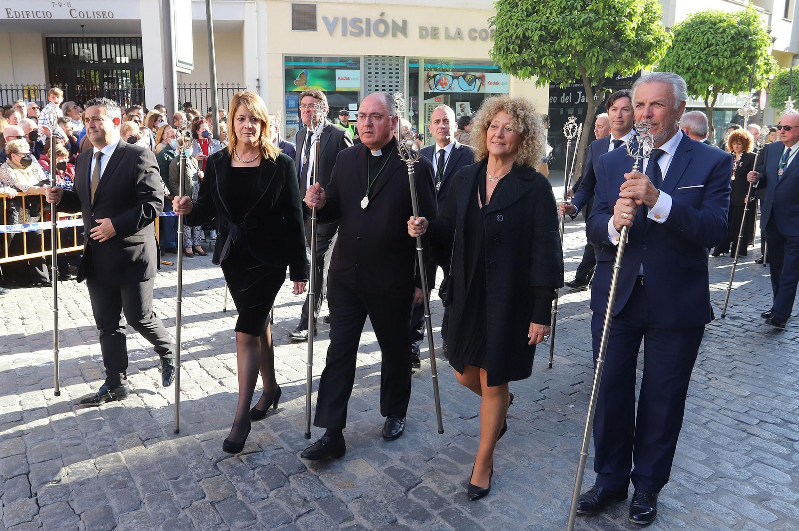 La Legión acompaña al Cristo de la Vera+Cruz en su procesión por Huelva, en imágenes